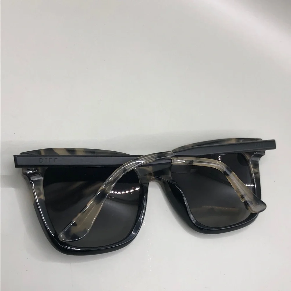 Diff Eyewear Bella Polarized Sunglasses Tortoise Black Fade Semi Oversized.